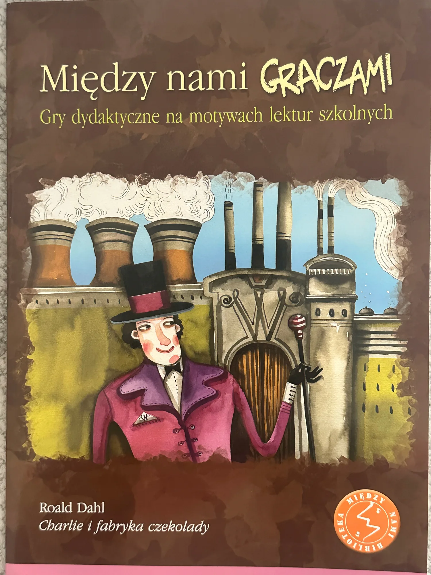 Okładka: MIĘDZY NAMI GRACZAMI Charlie i fabryka czekolady gry dydaktyczne