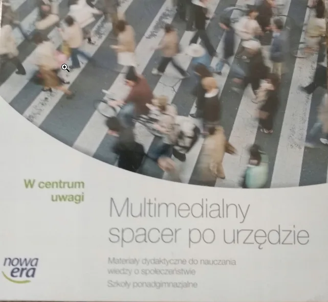 Okładka: W CENTRUM UWAGI MULTIMEDIALNY SPACER PO URZĘDZIE